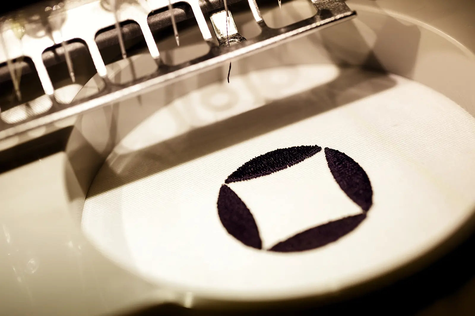 Créez un Oreiller Brodé Unique avec Dumas Paris